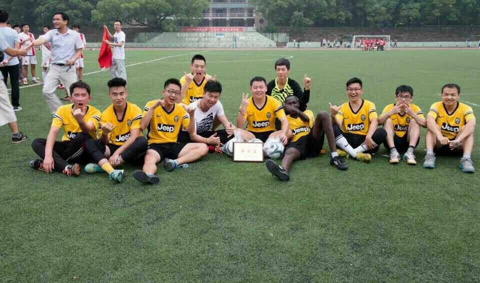 公司研究生男子足球队勇夺校研究生男子足球赛亚军