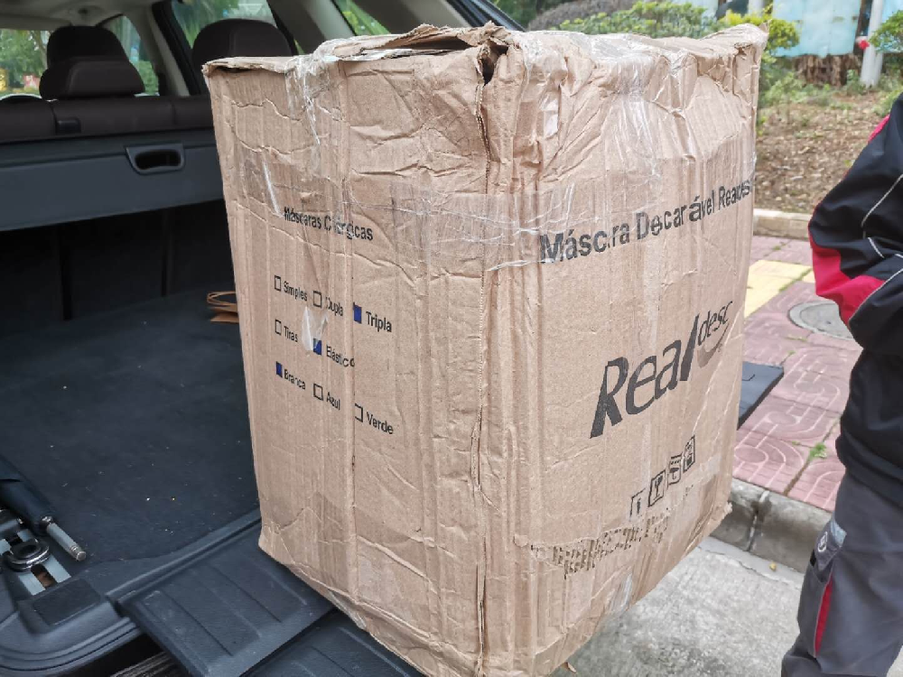 bevictor伟德澳门籍大二女生向公司赠送5000只外科医用口罩