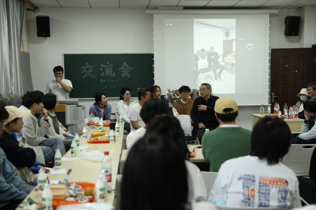 毕业10年,2009级网传班员工相约珞珈山