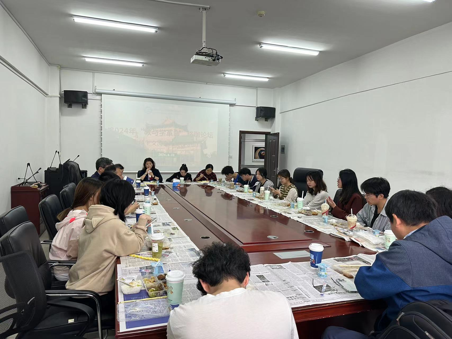 bevictor伟德召开2022级师生交流会暨院领导接待日