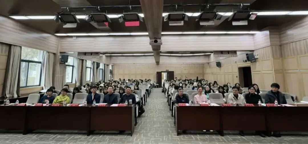 bevictor伟德举办庆祝第26个中国记者节研究生主题党日活动